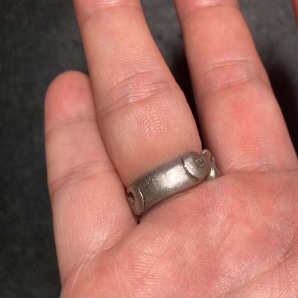 Size 7.5 Silver Tone Scroll Ring (pewter?) - Picture 6 of 7